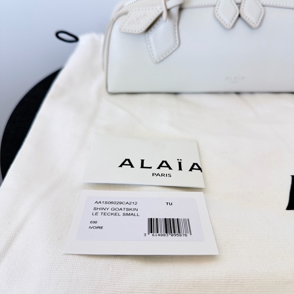Authentic Alaïa Le Teckel Small Shoulder Bag In Ivory Calfskin - Picture 10 of 11